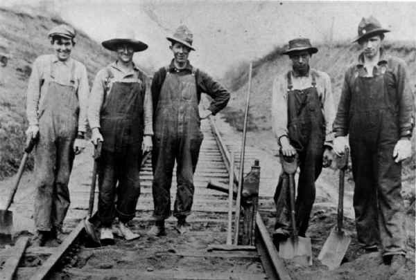 Jackson-County-railroad-worker..jpg.4ecbb972eb9ba79ba44fc7df03e67a6f.jpg